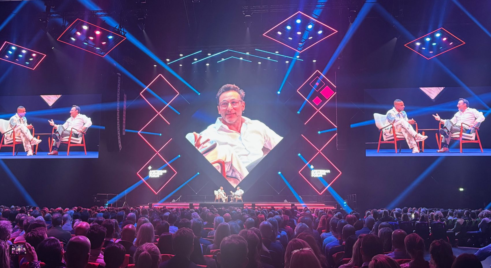 Optimisme. Frank Körver (Beta Strategies) was op het Amsterdam Business Forum 2025 met Simon Sinek, Peter Hinssen, Eliza Filby, Neil Pasricha