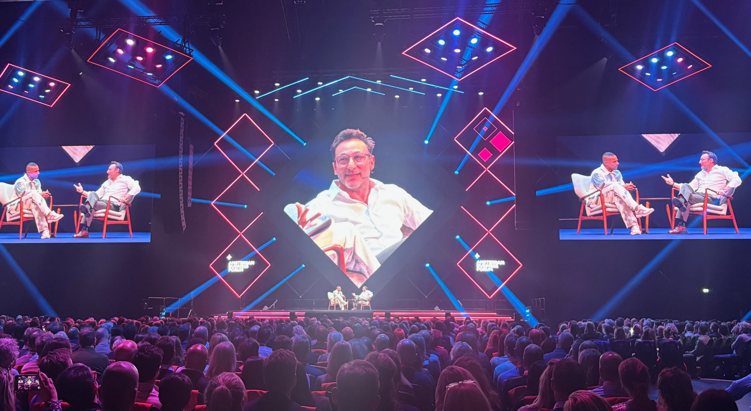 Optimisme. Frank Körver (Beta Strategies) was op het Amsterdam Business Forum 2025 met Simon Sinek, Peter Hinssen, Eliza Filby, Neil Pasricha